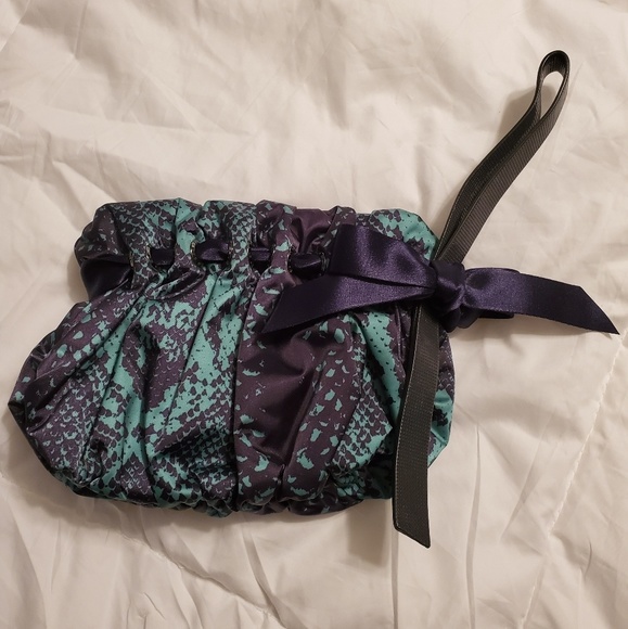 Nets Henri Bendel wristlet - Picture 1 of 5